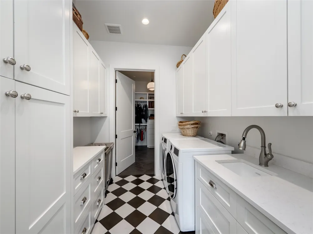 112 Roanoak Drive Dripping Springs, TX 78620