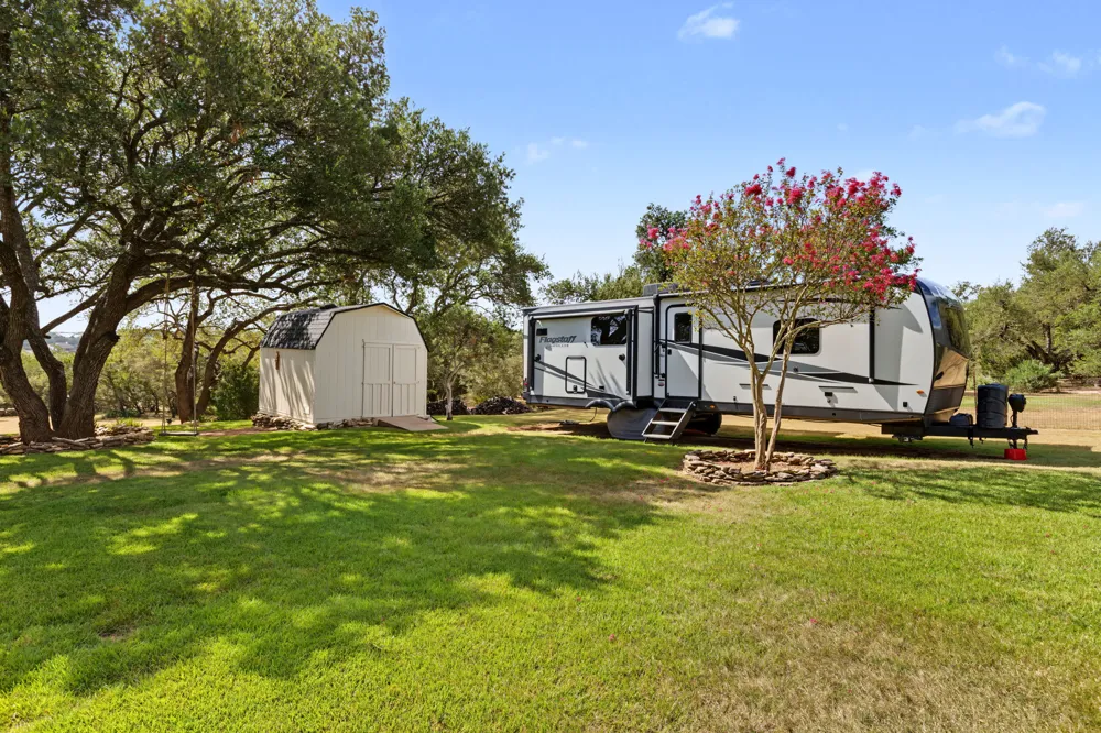 607 Bending Oak Drive Dripping Springs, TX 78620