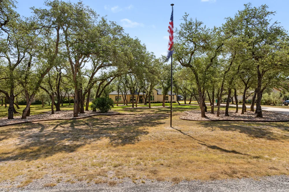 607 Bending Oak Drive Dripping Springs, TX 78620