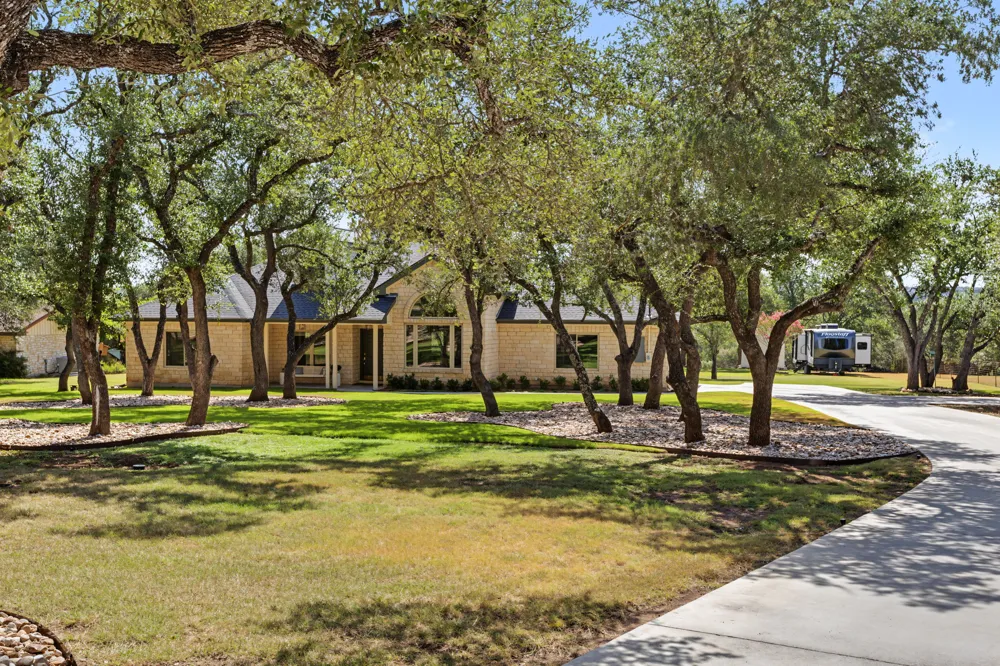 607 Bending Oak Drive Dripping Springs, TX 78620