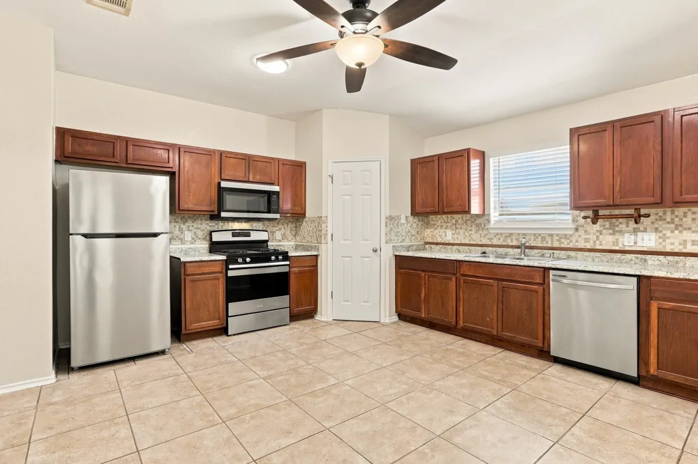 338 Oxford Drive Kyle, TX 78640