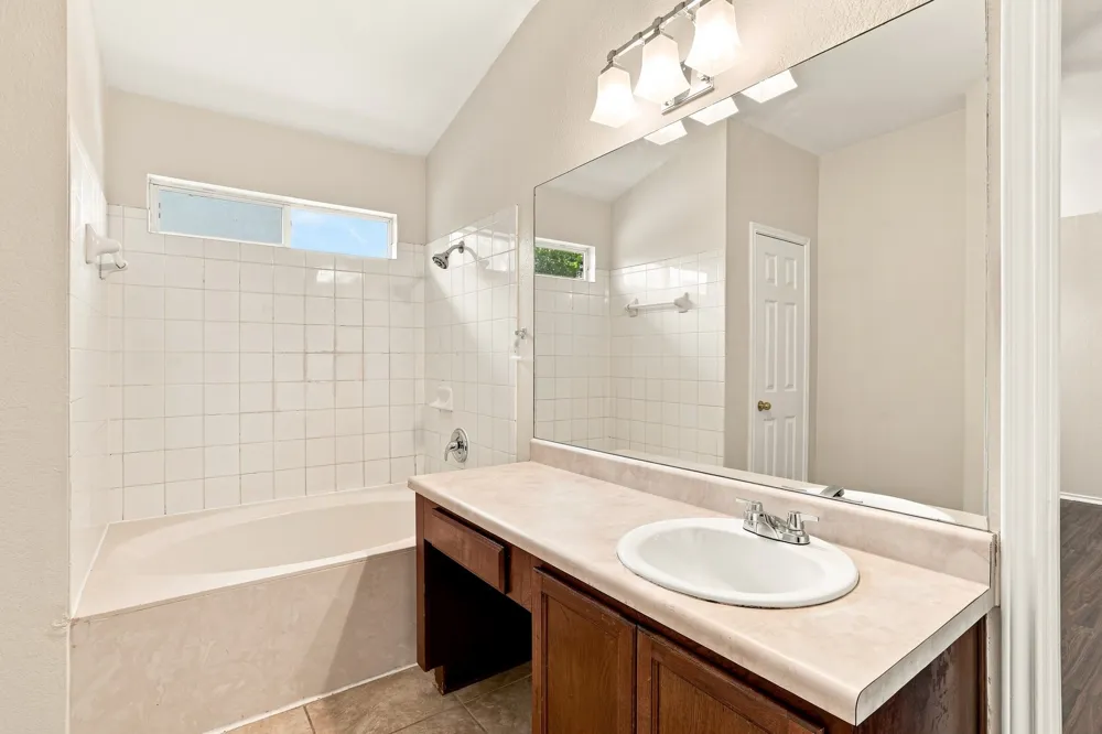 338 Oxford Drive Kyle, TX 78640