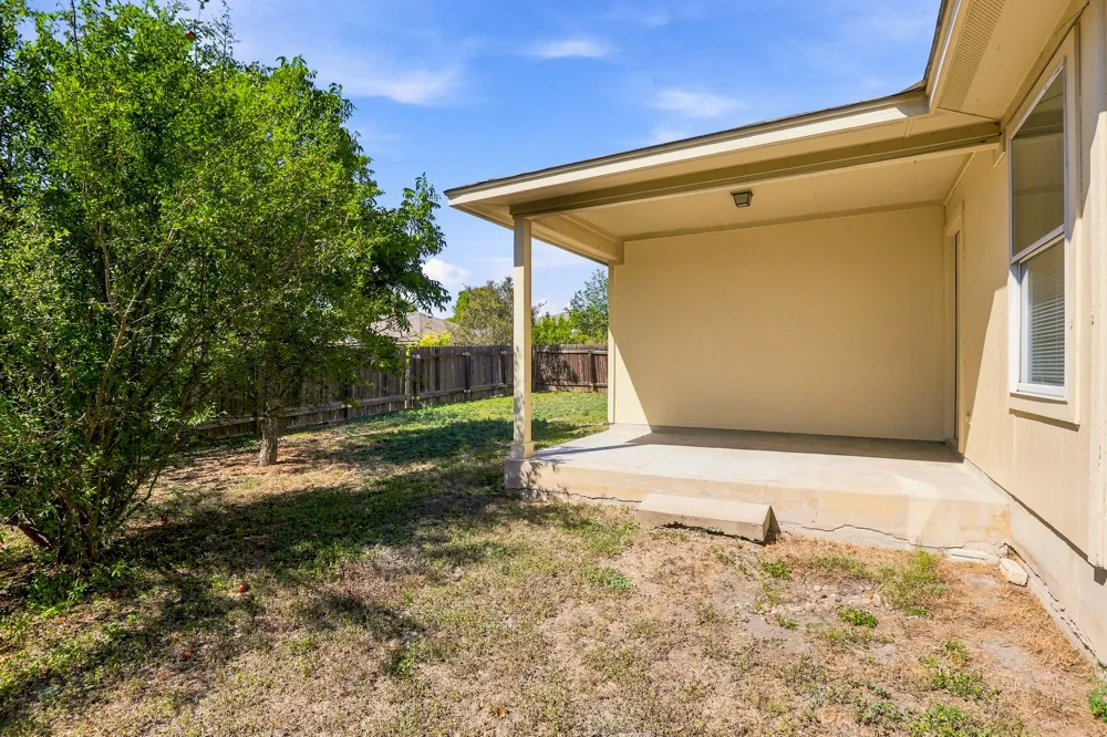 338 Oxford Drive Kyle, TX 78640