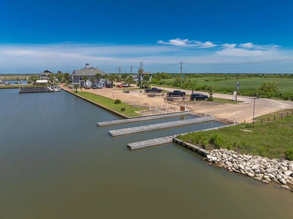 8 Marathon Hitchcock, TX 77563