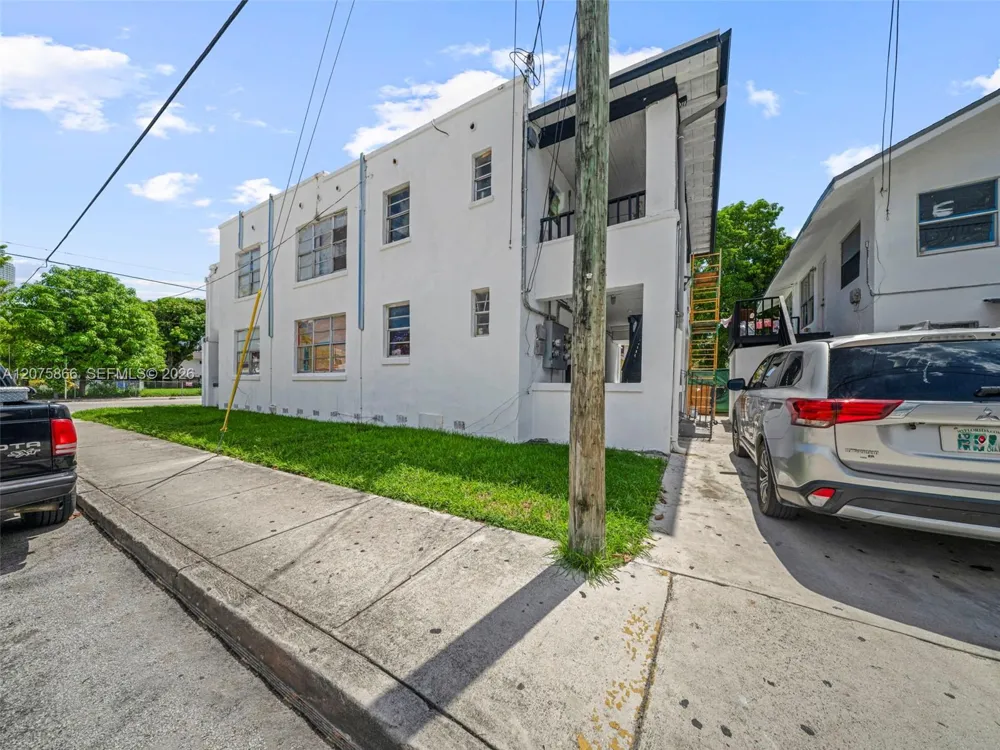 500 SW 8th Ave Miami, FL 33130