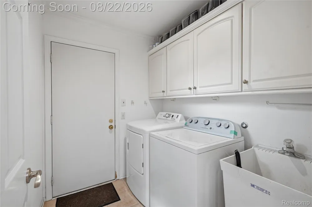5828 Dawn Ridge Drive Troy City, MI 48098