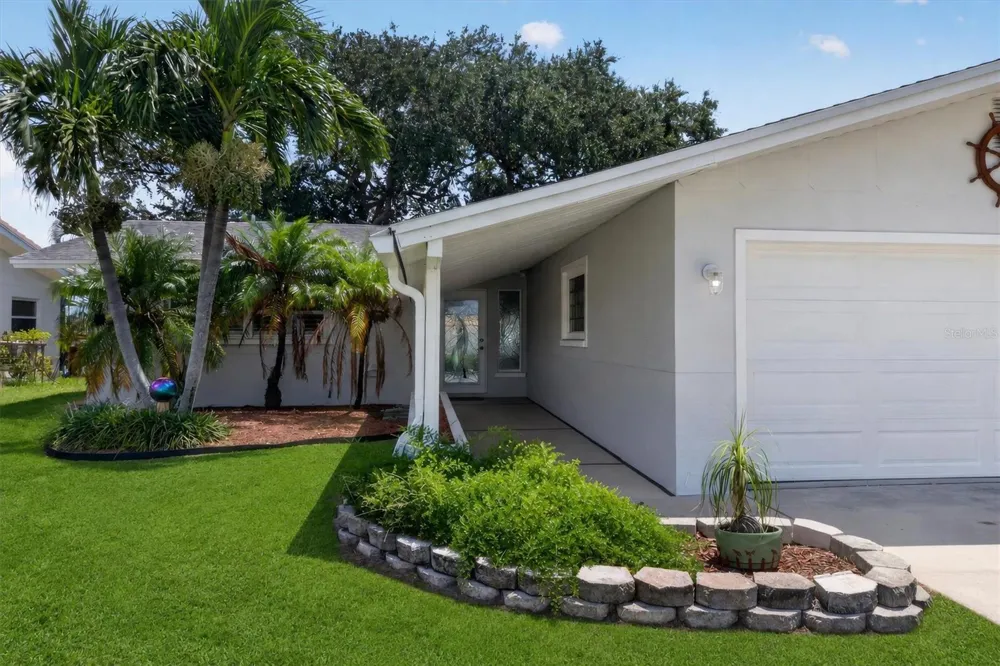 541 LILLIAN DRIVE Madeira Beach, FL 33708