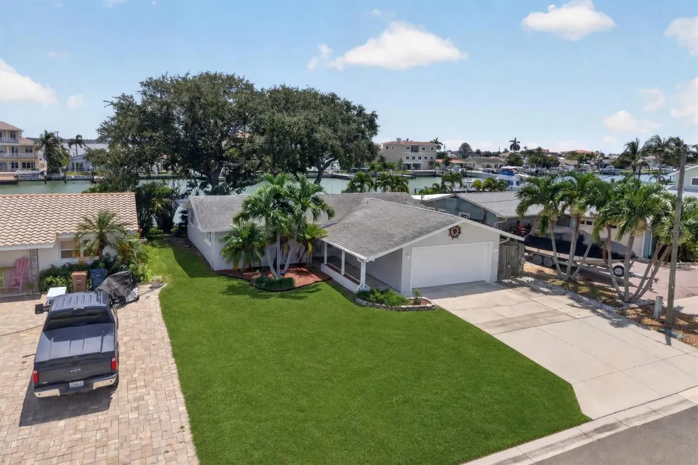 541 LILLIAN DRIVE Madeira Beach, FL 33708