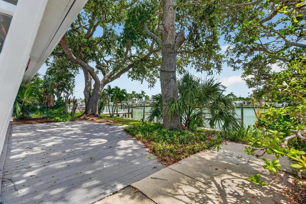 541 LILLIAN DRIVE Madeira Beach, FL 33708