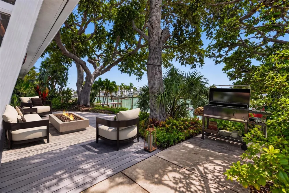 541 LILLIAN DRIVE Madeira Beach, FL 33708