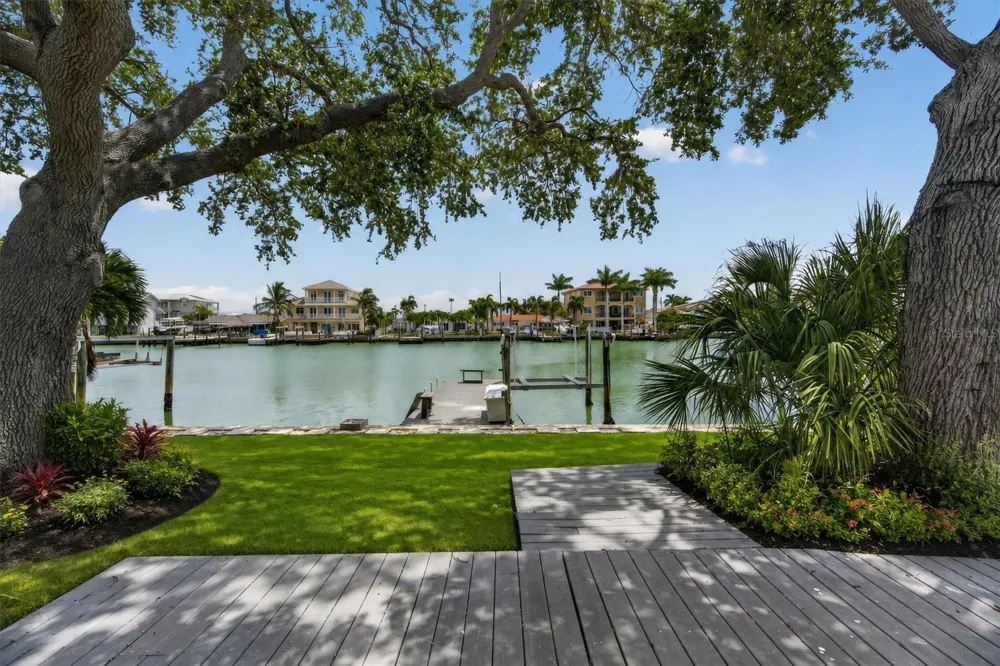 541 LILLIAN DRIVE Madeira Beach, FL 33708