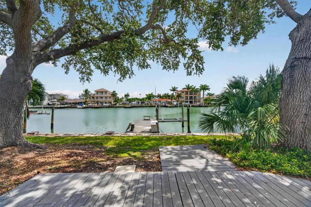 541 LILLIAN DRIVE Madeira Beach, FL 33708