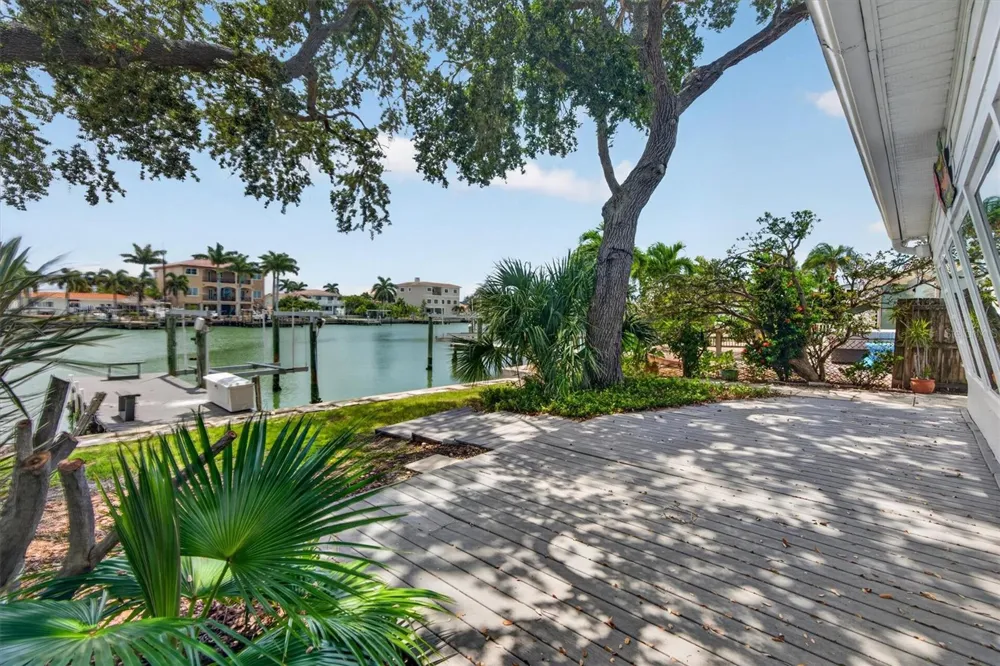 541 LILLIAN DRIVE Madeira Beach, FL 33708