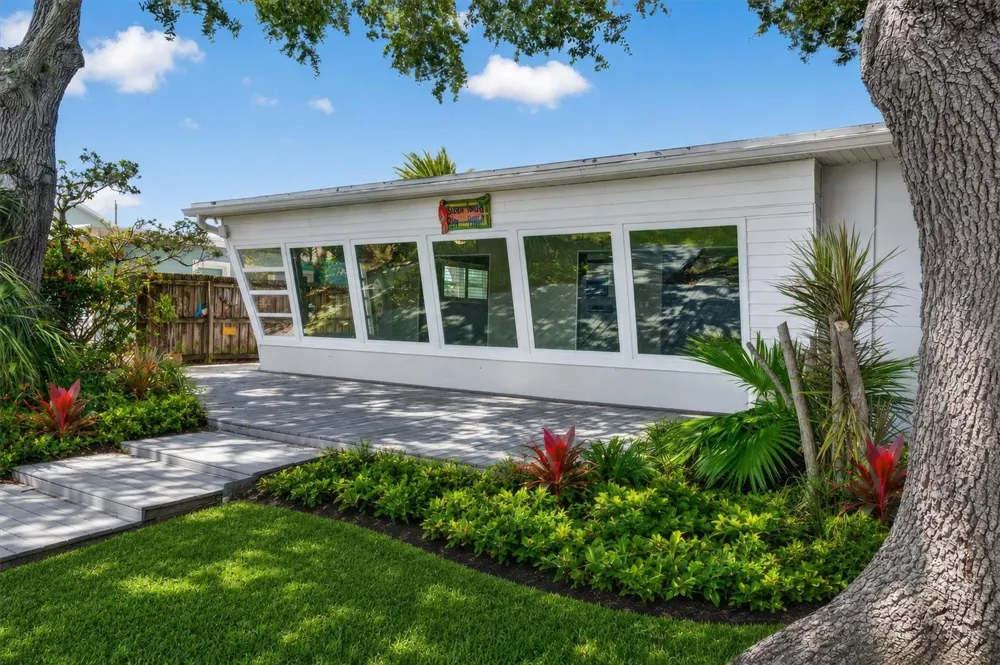 541 LILLIAN DRIVE Madeira Beach, FL 33708