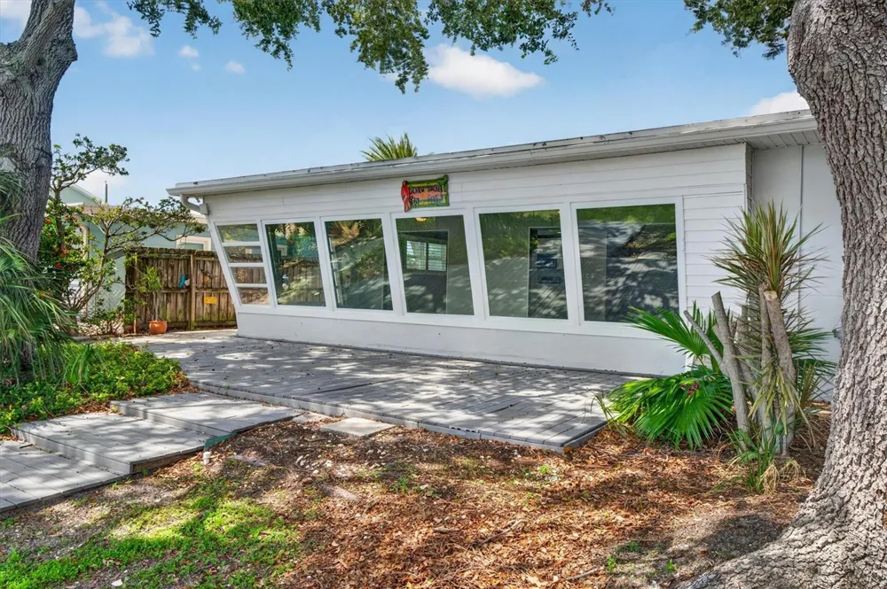 541 LILLIAN DRIVE Madeira Beach, FL 33708
