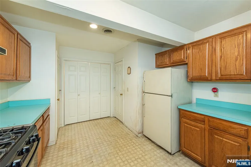 20 Collura Lane K087 Clifton, NJ 07012