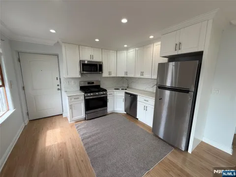 307 9th Street 3B