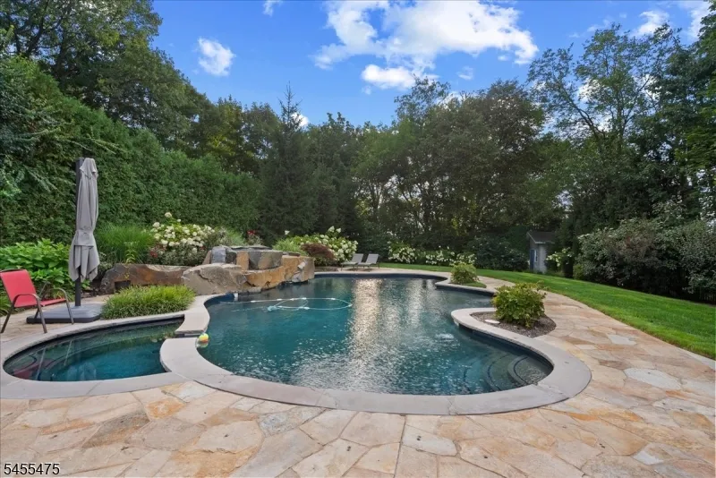 412 Valley View Ave Paramus, NJ 07652
