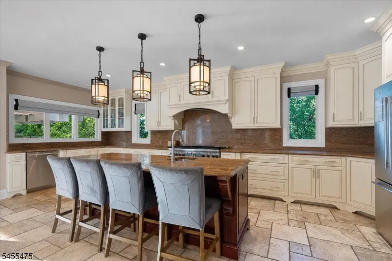 412 Valley View Ave Paramus, NJ 07652