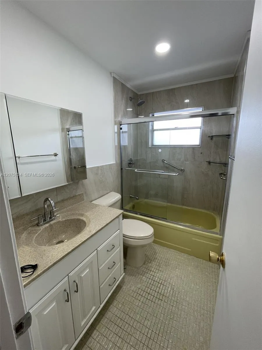 1000 NE 14th Ave #211 Hallandale Beach, FL 33009