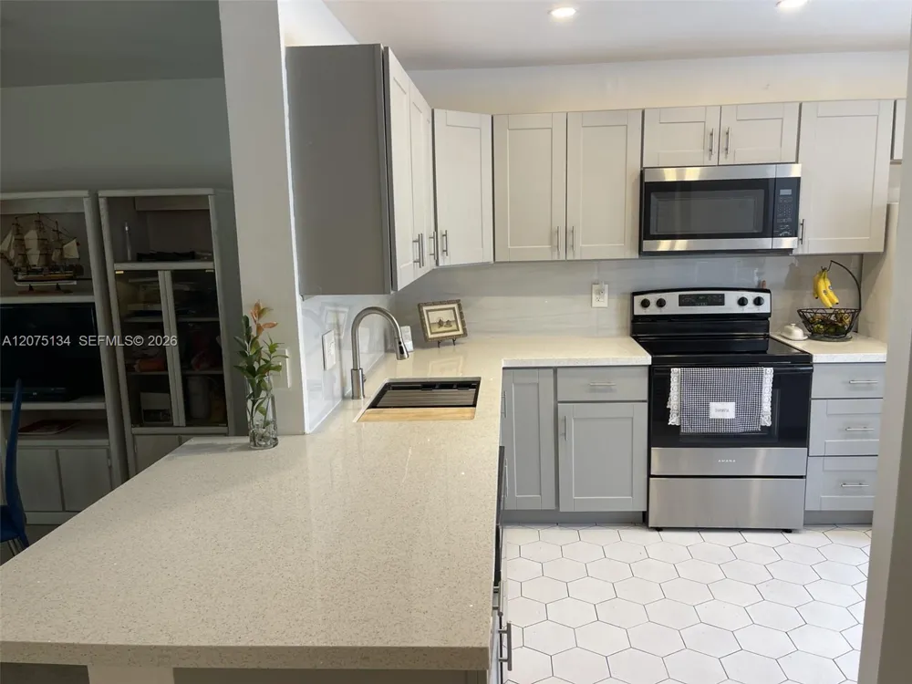 1000 NE 14th Ave #211 Hallandale Beach, FL 33009
