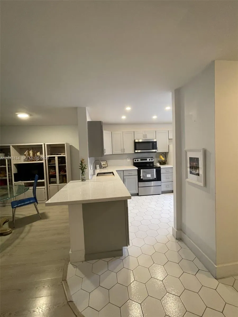 1000 NE 14th Ave #211 Hallandale Beach, FL 33009