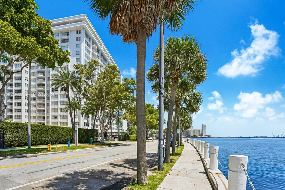 1420 Brickell Bay Dr #206D Miami, FL 33131