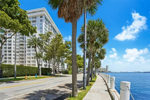 1420 Brickell Bay Dr #206D
