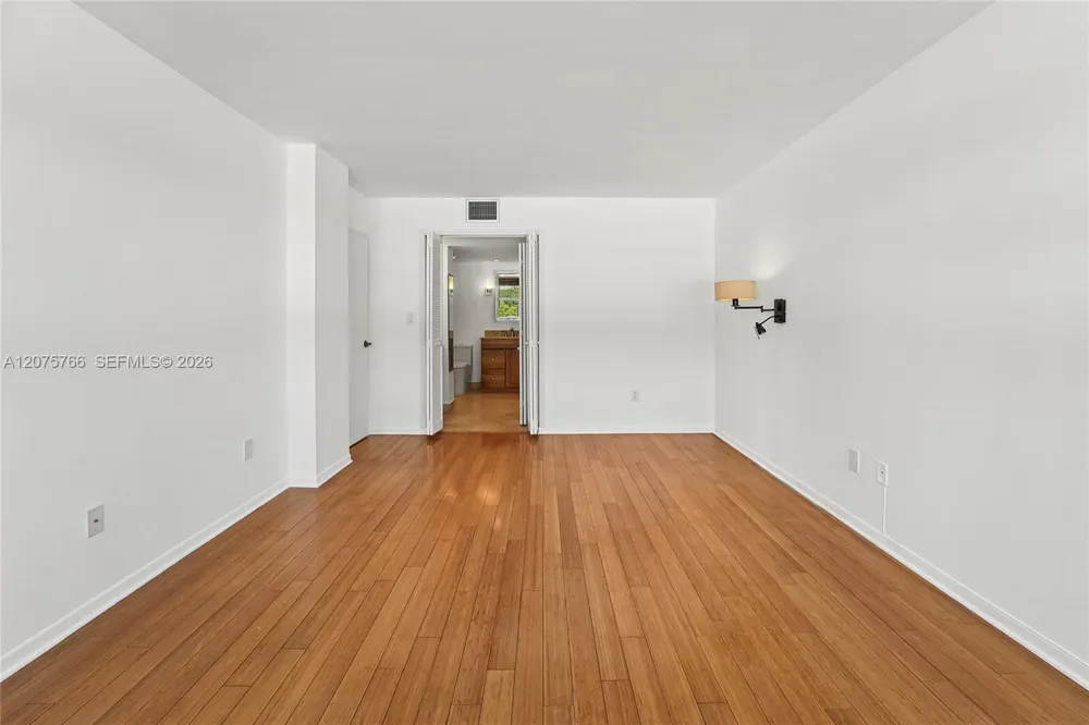 1420 Brickell Bay Dr #206D Miami, FL 33131