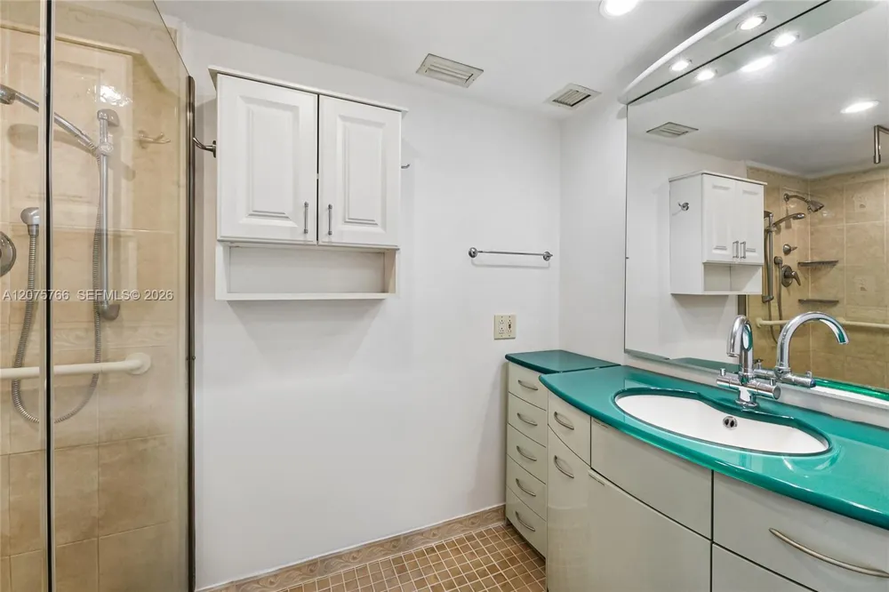 1420 Brickell Bay Dr #206D Miami, FL 33131