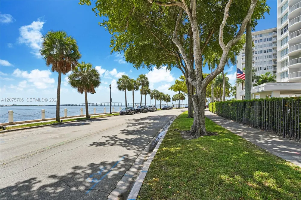 1420 Brickell Bay Dr #206D Miami, FL 33131