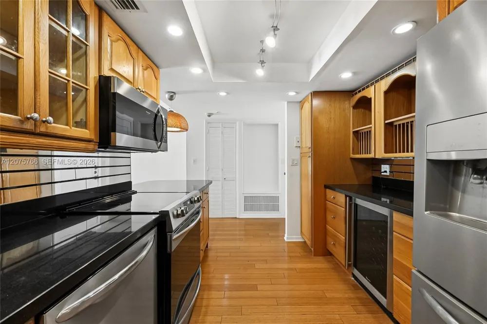 1420 Brickell Bay Dr #206D Miami, FL 33131