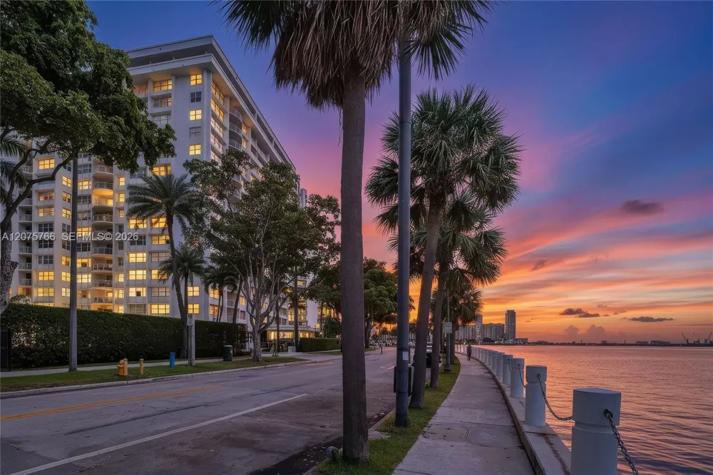 1420 Brickell Bay Dr #206D Miami, FL 33131