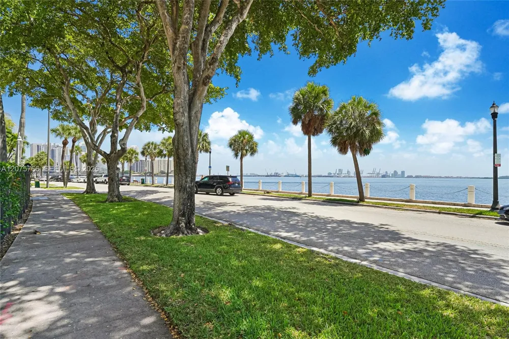 1420 Brickell Bay Dr #206D Miami, FL 33131