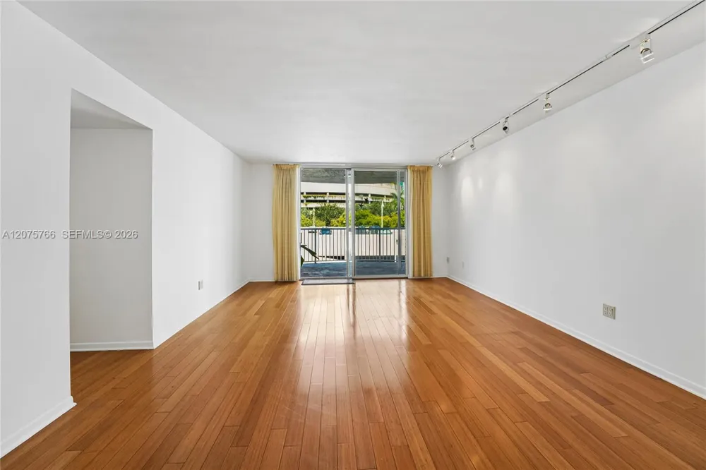 1420 Brickell Bay Dr #206D Miami, FL 33131