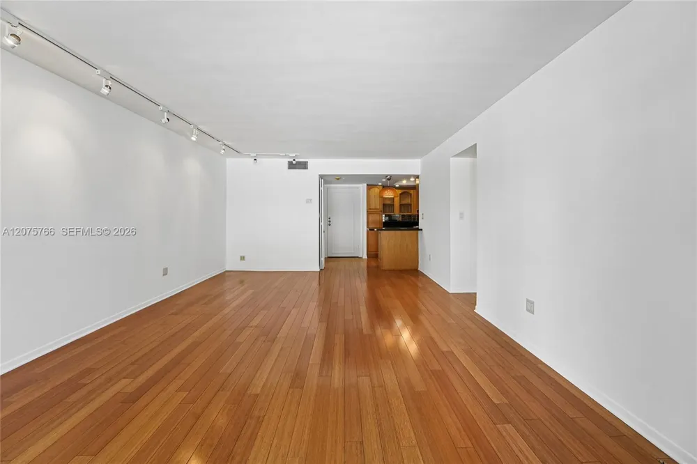 1420 Brickell Bay Dr #206D Miami, FL 33131
