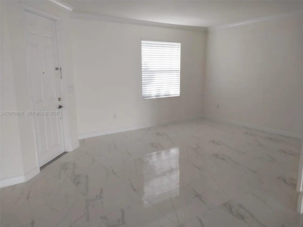 9267 W 34th Ct Hialeah, FL 33018