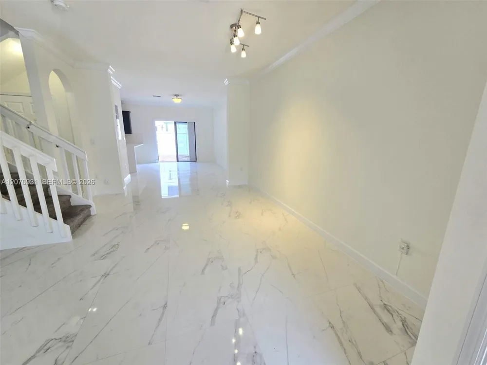 9267 W 34th Ct Hialeah, FL 33018