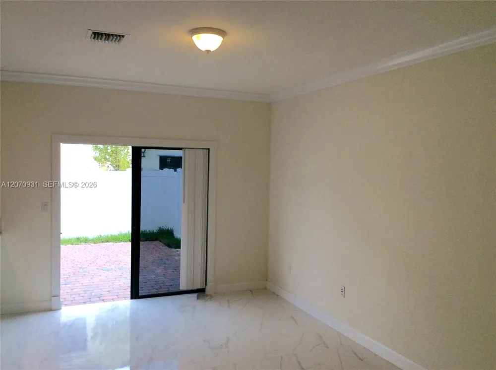 9267 W 34th Ct Hialeah, FL 33018