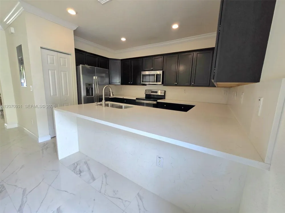9267 W 34th Ct Hialeah, FL 33018