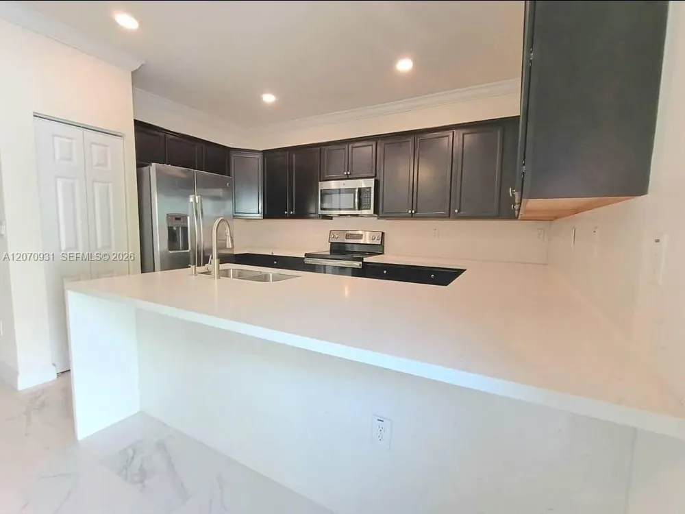 9267 W 34th Ct Hialeah, FL 33018