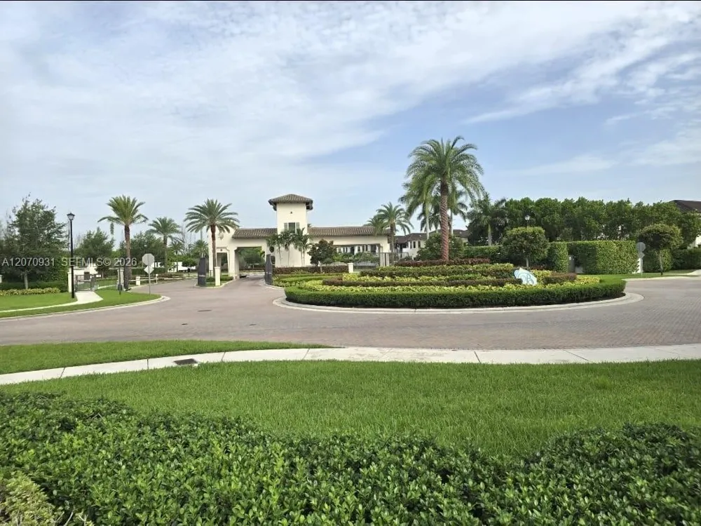 9267 W 34th Ct Hialeah, FL 33018