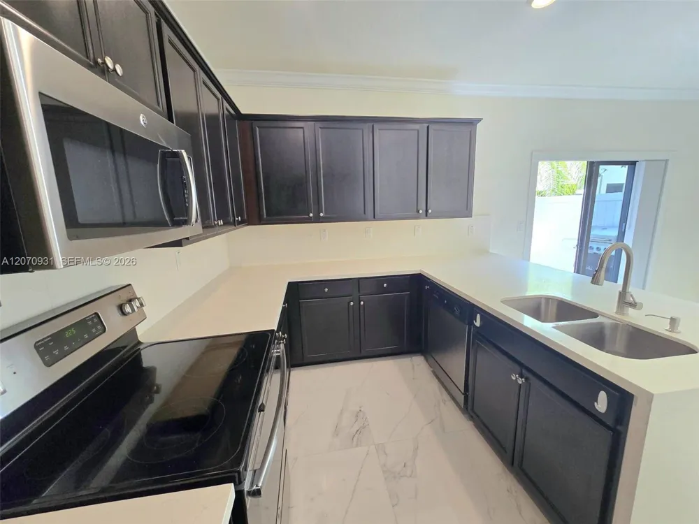9267 W 34th Ct Hialeah, FL 33018