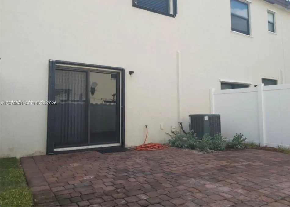 9267 W 34th Ct Hialeah, FL 33018