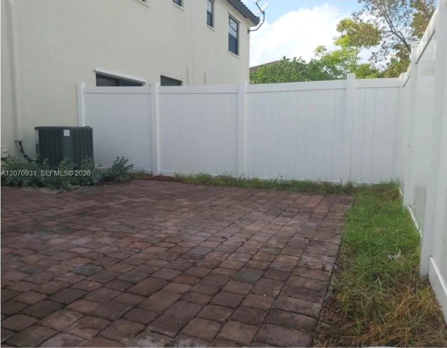 9267 W 34th Ct Hialeah, FL 33018