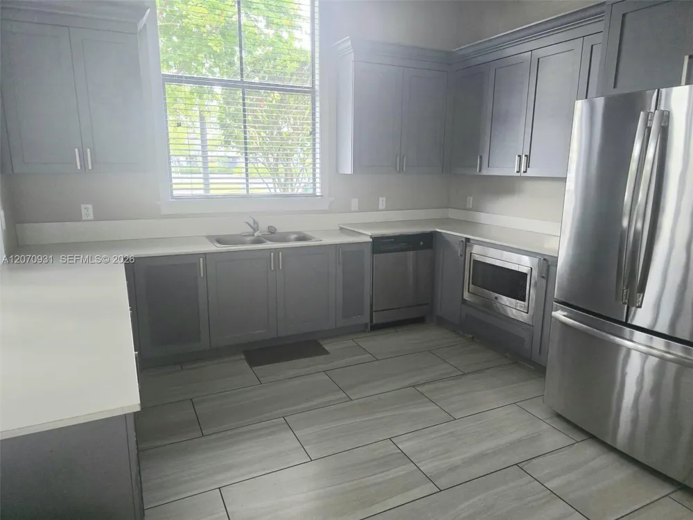 9267 W 34th Ct Hialeah, FL 33018