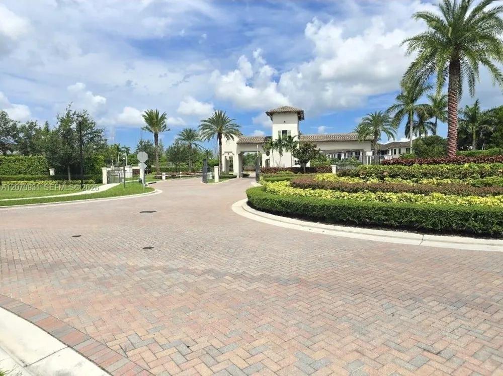 9267 W 34th Ct Hialeah, FL 33018