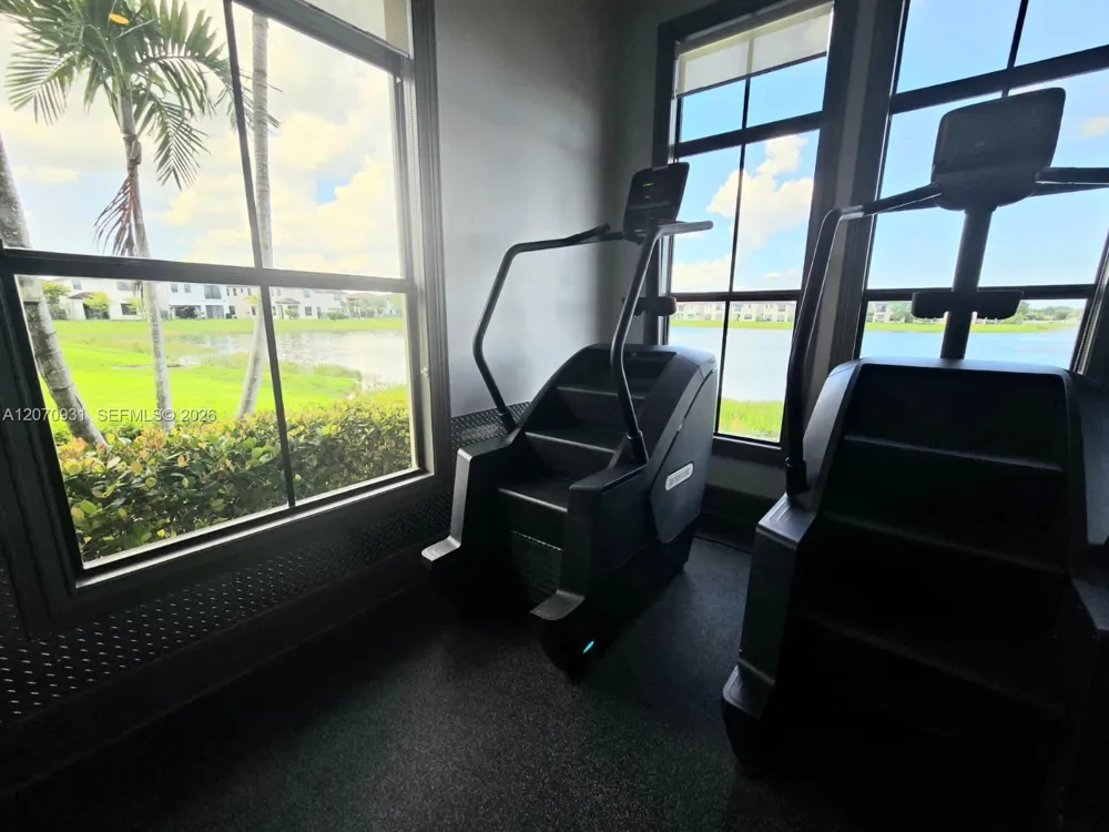 9267 W 34th Ct Hialeah, FL 33018