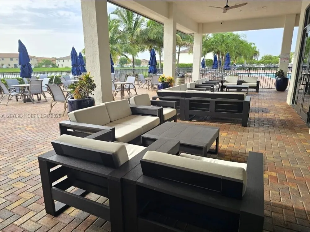 9267 W 34th Ct Hialeah, FL 33018