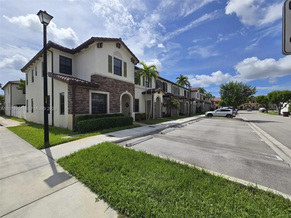 9267 W 34th Ct Hialeah, FL 33018